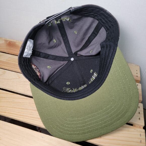 Six Flags Looney Tunes Grey Camo Snap Back Hat w/ Embroidered Taz - Picture 6 of 7